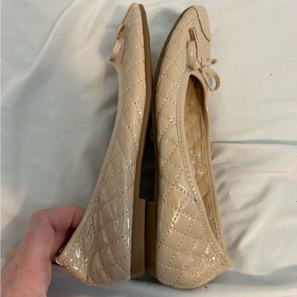 Women's flats quilted pattern round toe beige size 7.5 - Picture 5 of 8